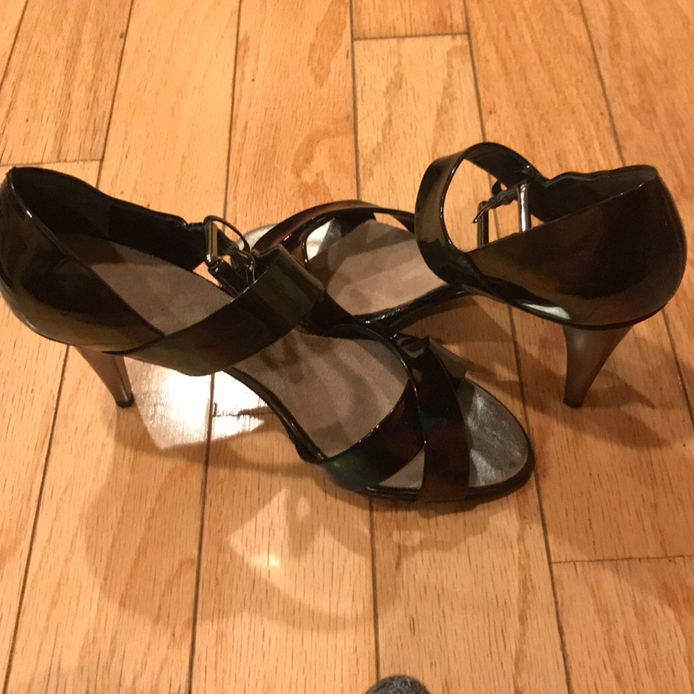 Shiny pump with new heel and insole